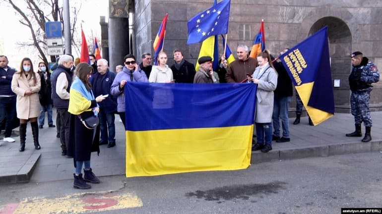 Encuesta: En Armenia creen que la guerra en Ucrania es en realidad una entre Estados Unidos y Rusia