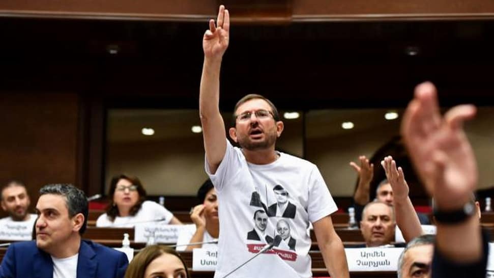 Primera sesión del nuevo parlamento bajo el signo de protestas