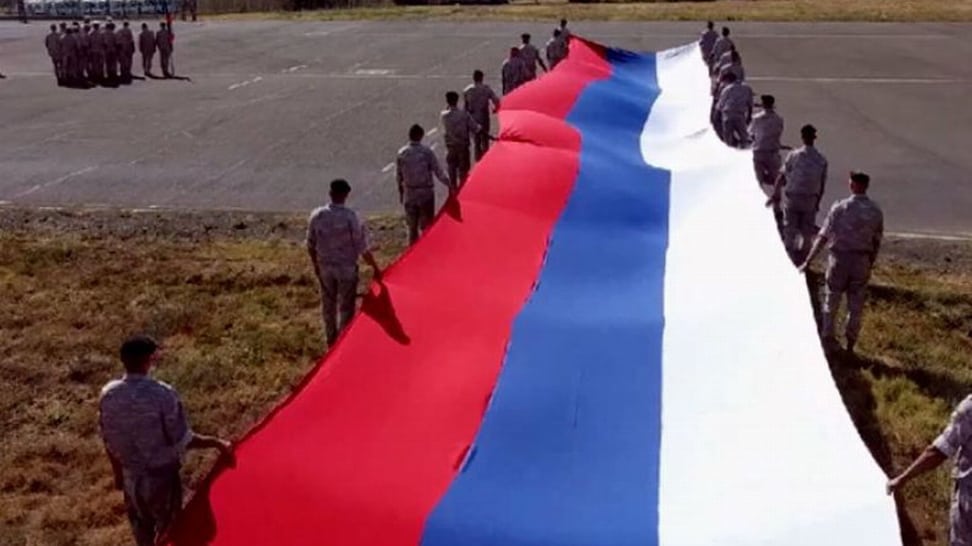 Despliegan bandera rusa de 50 metros en Karabaj