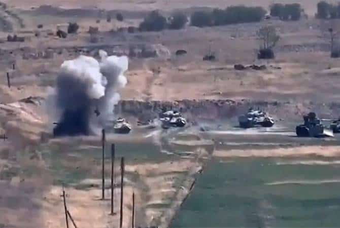 Los intensos combates entre las fuerzas armenias y azerbaiyanas continúan en Nagorno Karabaj por segundo día consecutivo el lunes. Fracasa la ofensiva con tanques desplegada por Azerbaiyán.