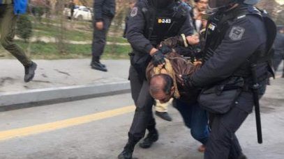 La oposición trató de protestar este domingo en las inmediaciones del edificio de la Comisión Electoral Central de Azerbaiyán (CCA) por las elecciones que consideraron fraudulentas, pero fueron reprimidos por la policía.