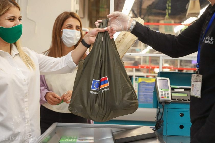 Los armenios siguen usando las bolsas de plástico