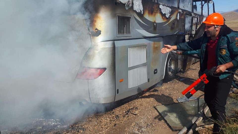 Un UAV de las fuerzas aéreas de Azerbaiyán atacó ayer la región de Vardenis en Armenia, destruyendo un autobús, dijo el representante del Ministerio de Defensa armenio Artsrun Hovhannisyan durante una sesión informativa el martes.