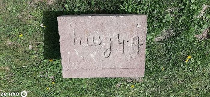 Inscripción armenia en el revestimiento de la capilla armenia Pandalion (Pandavank) en el pueblo de Azat de Artsaj aún ocupada, renombrada por Azerbaiyán como Yeni zod.