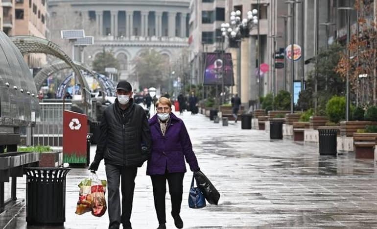 Aumentan los casos de Covid y Armenia recomienda que ancianos y pacientes crónicos usen mascarilla