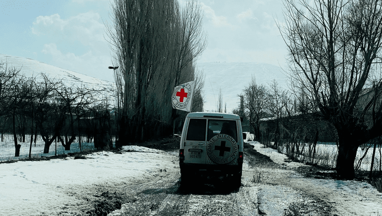 La Cruz Roja visita a los presos armenios detenidos en Bakú