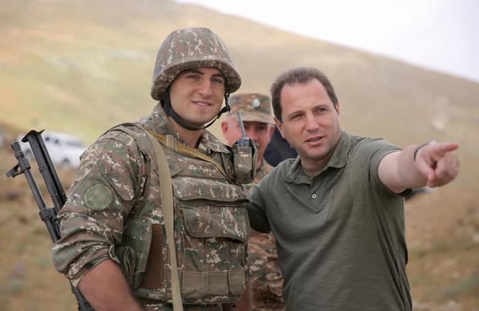 David Tonoyan visitando la frontera de Armenia