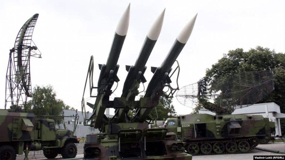 El gobierno de Serbia reconoció el martes que las compañías privadas de defensa suministraron armas a Armenia