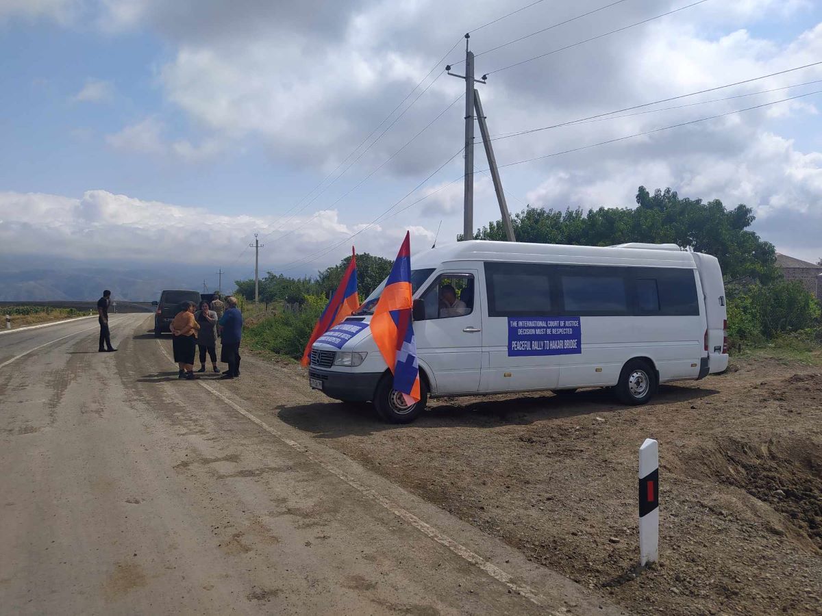 Delegación de la ONG "Regreso a Dizak"