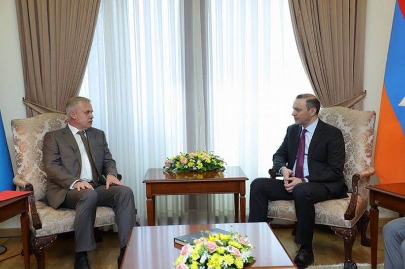 El ministro interino de Relaciones Exteriores de Armenia, Armen Grigoryan, el lunes en Ereván del Secretario General de la OSC, Stanislav Zas.