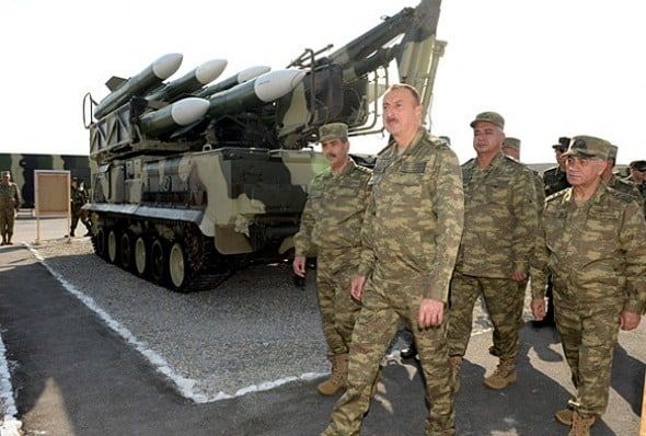 Aliyev pidió explicaciones a Putín por entrega de armas a Armenia