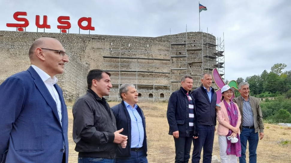 46 embajadores visitaron la conquistada ciudad de Shushi