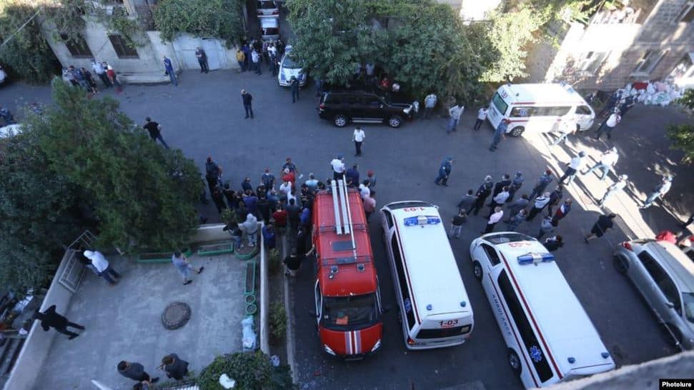 Los servicios de rescate armenios en el lugar de la expoliación en Ereván el 26 de agosto.