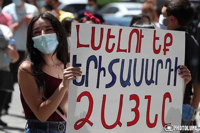 Varios estudiantes que rindieron y no fueron matriculados en alguna universidad armenia, salieron a protestar y dijeron irán a la justicia