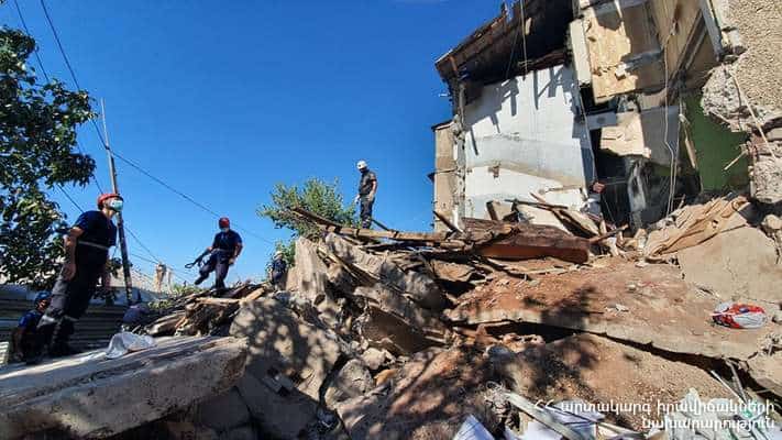 Explosión destruye edificio de Ereván