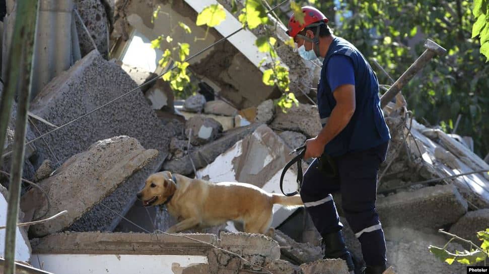 Explosión destruye edificio de Ereván