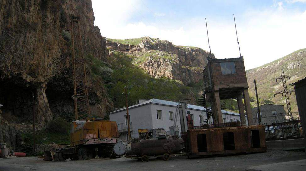 El ex parlamentario Hakob Hakobyan y dos hermanos poseen 54% de las acciones en el proyecto hidroeléctrico más grande construido hasta ahora en el río Yeghegis.