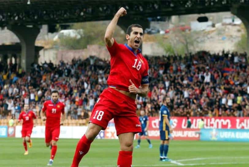 Henrikh Mkhitaryan dona camisetas a soldados heridos