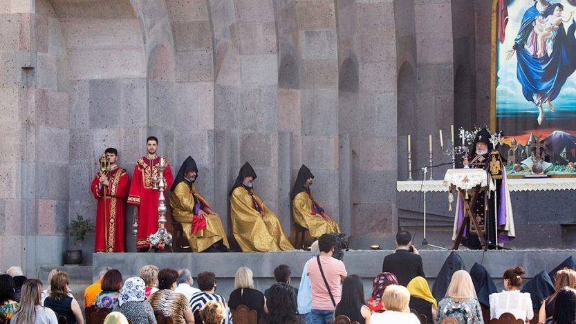 Su Santidad Karekin II, Patriarca Supremo y Católico de todos los armenios, expresó estar en contra del plan del gobierno de que "Historia de la Iglesia Armenia" deje de ser una materia y pase a ser parte de otras en el nuevo plan de estudios escolar.