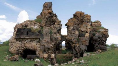 Iglesia armenia aparecida al bajar las aguas del lago Van