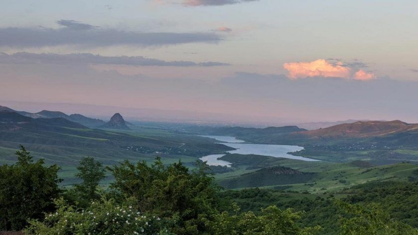 El embalse de Joghaz, uno de los más grandes de la zona, suministró agua a casi 30 aldeas de ambos lados en la época soviética. FOTO: CRISISGROUP