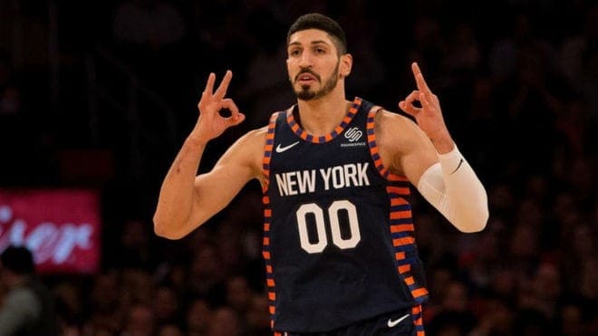 Enes Kanter se equivoca y saluda como los Lobos Grises