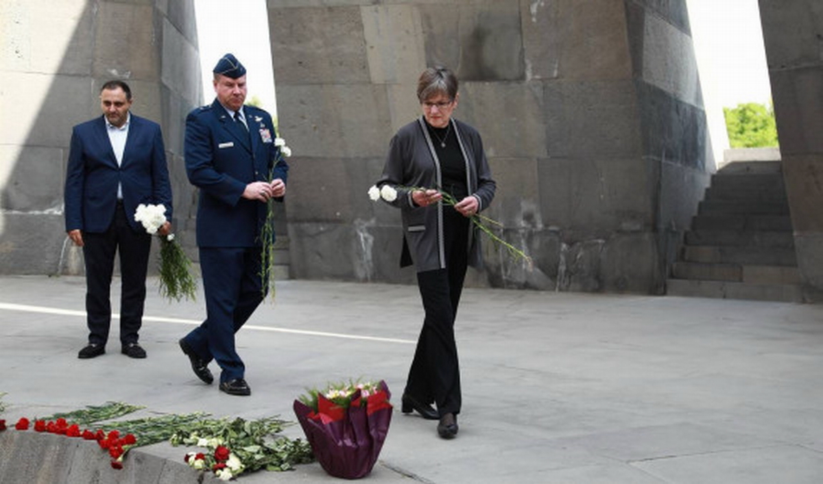 La gobernadora de Kansas  y el comandante de su Guardia Nacional visitan Armenia