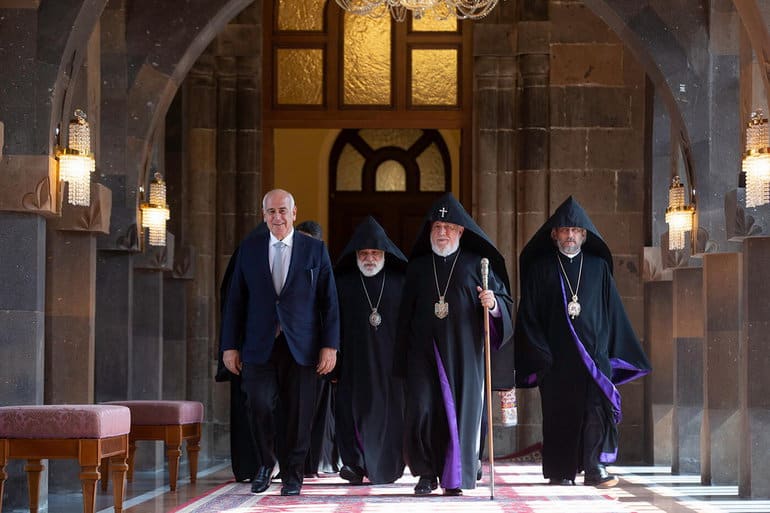 El Catolicós de Todos los Armenios recibió a los participantes del 92º Congreso de la UGAB