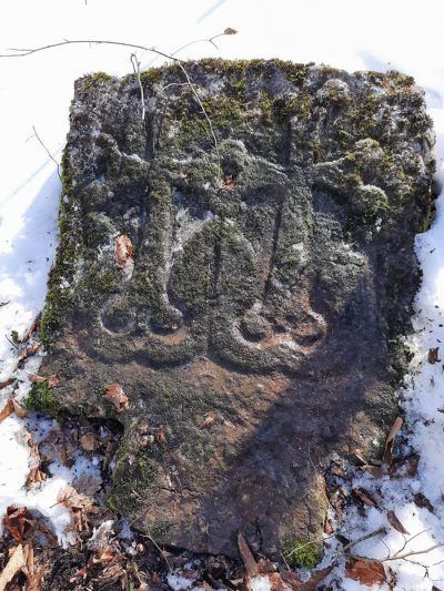 Descubren khachkars del siglo XII cerca de Stepanakert