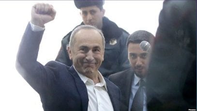 El segundo presidente de Armenia, Robert Kocharian, quien esta siendo juzgado por golpe de estado mientras arenga por la dimisión del gobierno actual, dijo que participará en las próximas elecciones parlamentarias.