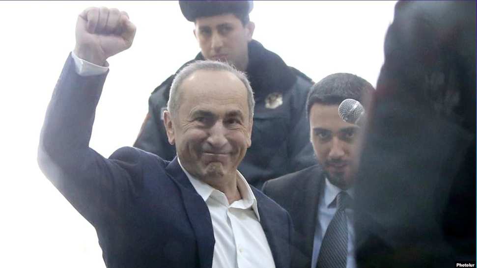 El segundo presidente de Armenia, Robert Kocharian, quien esta siendo juzgado por golpe de estado mientras arenga por la dimisión del gobierno actual, dijo que participará en las próximas elecciones parlamentarias.