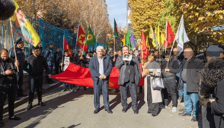 La acción de protesta de la comunidad kurda en Armenia cerca de la oficina de la ONU La comunidad kurda de Armenia teme que Turquía quiera cometer otro genocidio