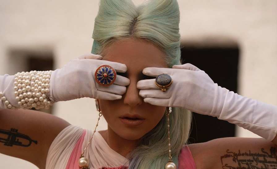 La inspiración para el video musical de Lady Gaga de la canción "911" se inspiró en el mundo figurativo de la audiencia cinematográfica de Sergei Parajanov "El color de la granada".