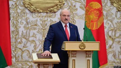 Alexander Lukashenko asumió el cargo de presidente de Bielorrusia bajo un estricto control militar del país, con el repudio europeo y bajo el lema de que Bielorrusia es el único país donde "la revolución de color" perdió.