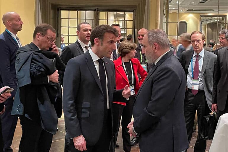 El primer ministro de Armenia Nikol Pashinyan y  el presidente francés Emmanuel Macron