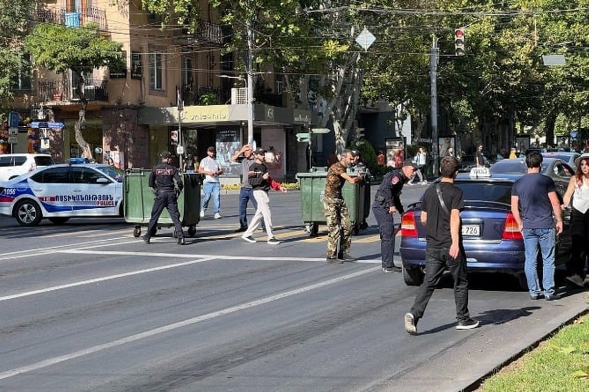 policía armenia manifestantes