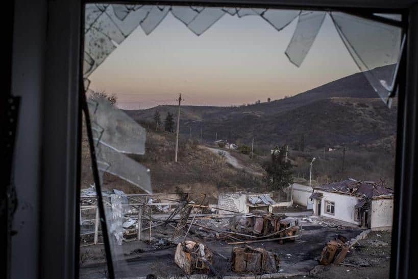 Vista desde la ventana del hospital militar Martakert, que fue alcanzado por artillería de cohetes azerbaiyanos el 14 de octubre de 2020. Martakert, Nagorno-Karabakh. © 2020 Dmitry Beliakov para Human Rights Watch