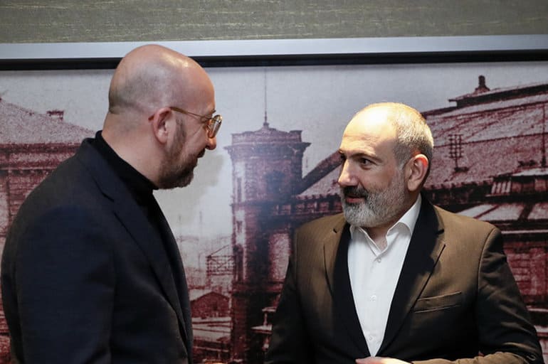 El Presidente del Consejo de Europa Charles Michel y el primer ministro de Armenia Nikol Pashinyan