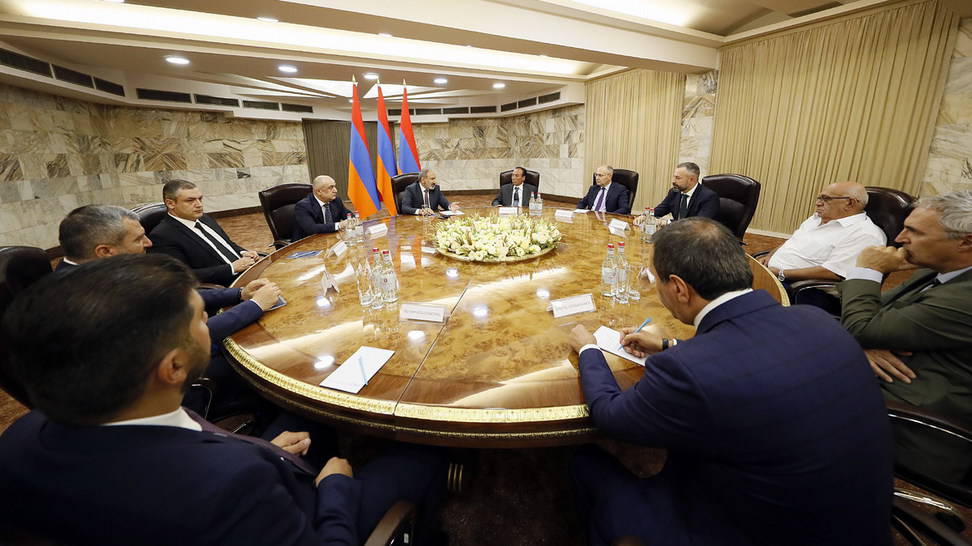 Pashinyan se reúne con fuerzas extraparlamentarias