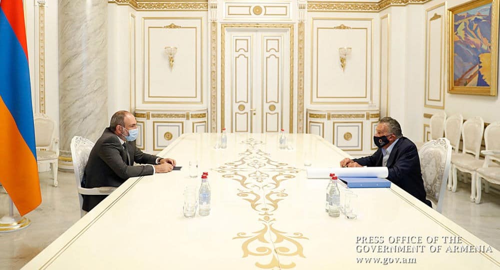 Pashinyan y Eurnekian discuten programas de inversión
