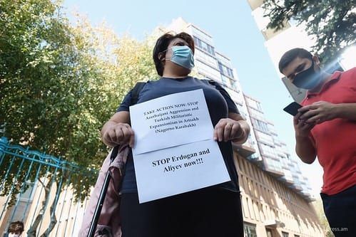 Los defensores de los derechos humanos armenios se reunieron frente a la oficina de la ONU de Ereván para condenar la inacción internacional y pidieron que "no sean avestruces", que no se escondan y permanezcan fieles a los valores que proclaman de humanismo.