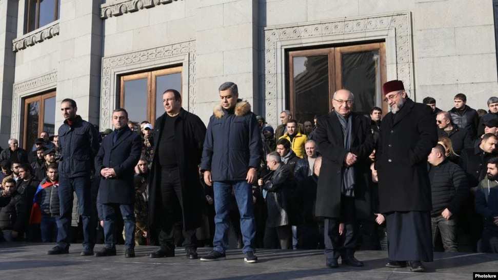 Quienes son y que buscan los opositores al gobierno armenio