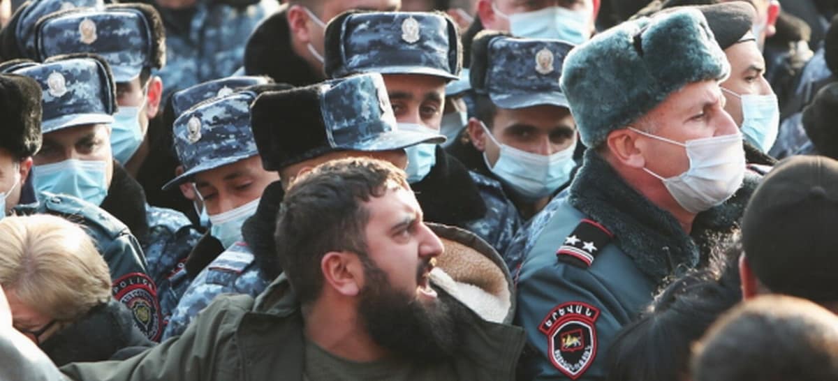 Policía antidisturbios de Ereván utilizó la fuerza para despejar protesta de familiares de prisioneros