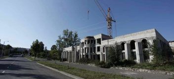 Se desmantelarán seis edificios de cinco pisos, entre ellos el edificio del parlamento armenio de Artsaj en Shushi, para construir una mezquita en su lugar, anunció el gobierno de Azerbaiyán.