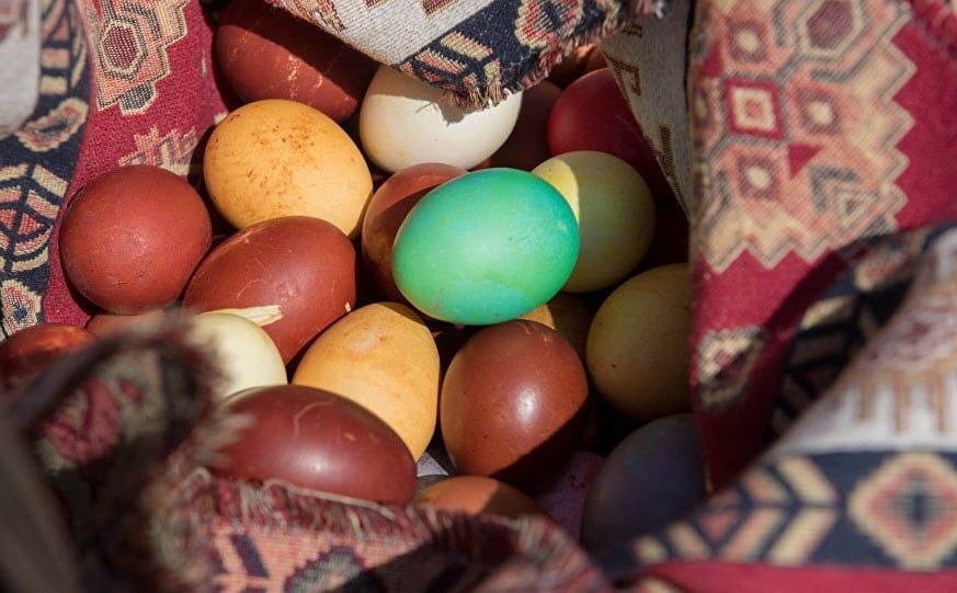 El 4 de abril, la Iglesia Apostólica Armenia celebra la Fiesta de la Resurrección Milagrosa de Jesucristo, la Pascua. Esto conlleva una serie de costumbres que la propia iglesia Armenia prohíbe, como comer pilaf sin pasas, pintar los huevos antes o visitar el cementerio.