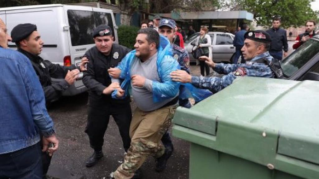 La policía detiene a los manifestantes de la oposición en Ereván el 2 de mayo.