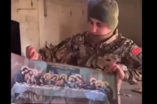 Soldados de Azerbaiyán emiten video cuando profana la iglesia armenia San Yeghishe, ubicada en la parte noroeste de la zona de Mataghis, ocupada por los azeríes.