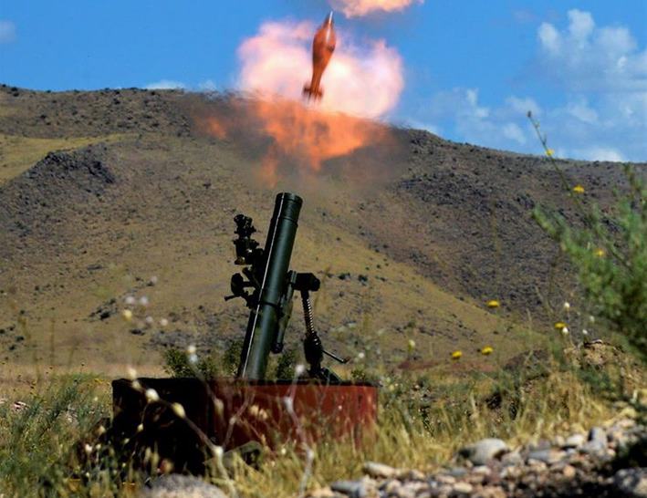 Fotos de una prueba de lanzagranadas fabricados en Armenia.