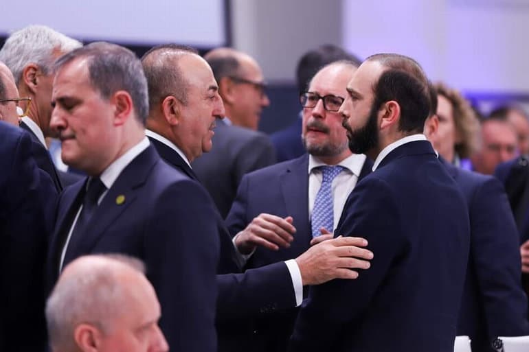 Breve charla entre los cancilleres de Armenia, Turquía y Azerbaiyán al margen del Consejo Ministerial de la OSCE