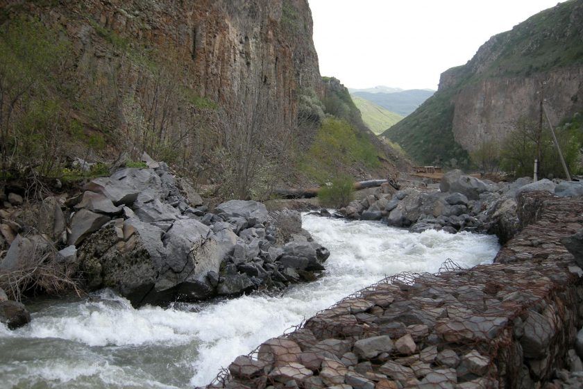 El Ministerio de Medio Ambiente describió hoy como "catastrófica" la situación ambiental del río Yeghegis, en donde están 17 pequeñas centrales hidroeléctricas que pertenecen a varios políticos. Analizarán una por una los permisos.